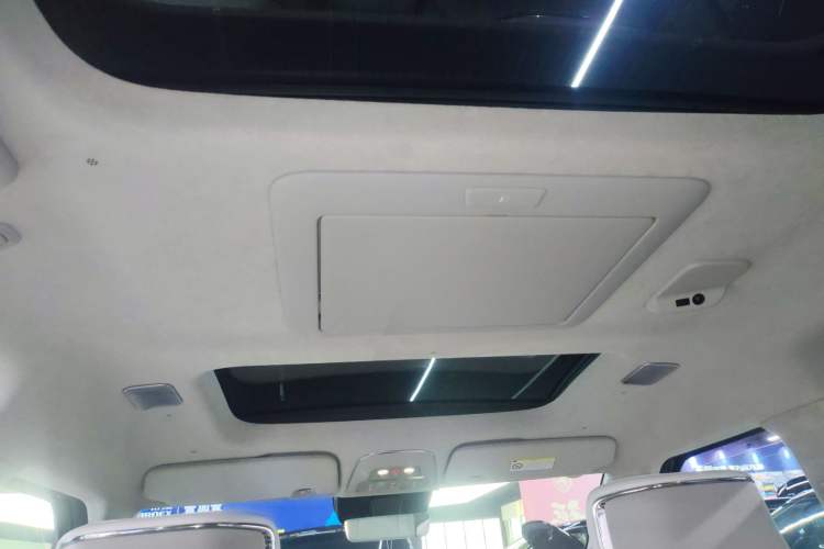 Used Volvo EM90 2025 Ultra Six-Seater Headliner