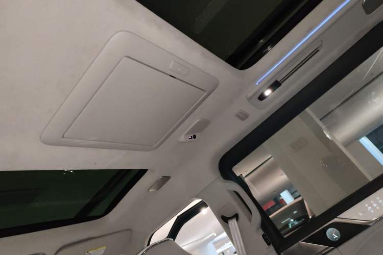 Used Volvo EM90 2025 Ultra Six-Seater Headliner