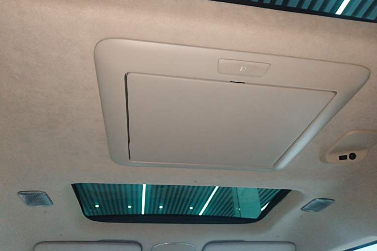 Used Volvo EM90 2025 Ultra Six-Seater Headliner
