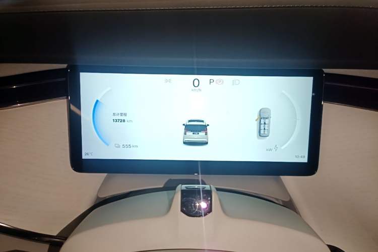 Used Volvo EM90 2025 Ultra Six-Seater Instrument Cluster