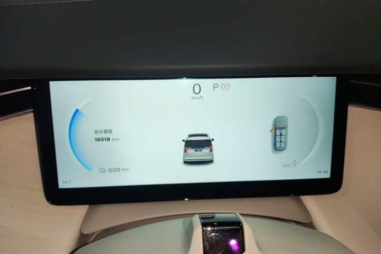 Used Volvo EM90 2025 Ultra Six-Seater Instrument Cluster