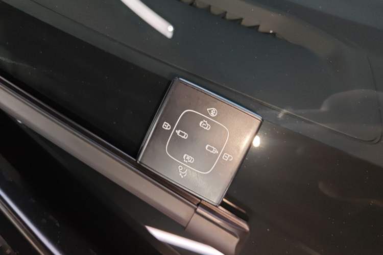 Used Volvo EM90 2025 Ultra Six-Seater Interior 1