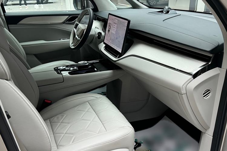 Used Volvo EM90 2025 Ultra Six-Seater Interior 11