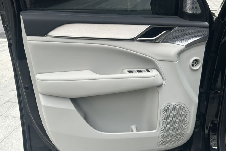 Used Volvo EM90 2025 Ultra Six-Seater Interior 12
