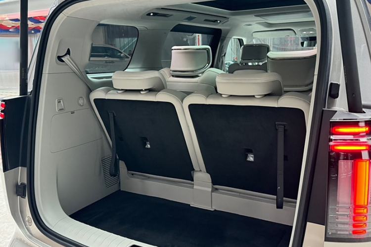 Used Volvo EM90 2025 Ultra Six-Seater Interior 13