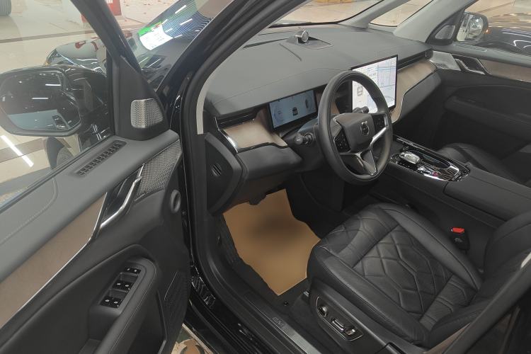 Used Volvo EM90 2025 Ultra Six-Seater Interior 3