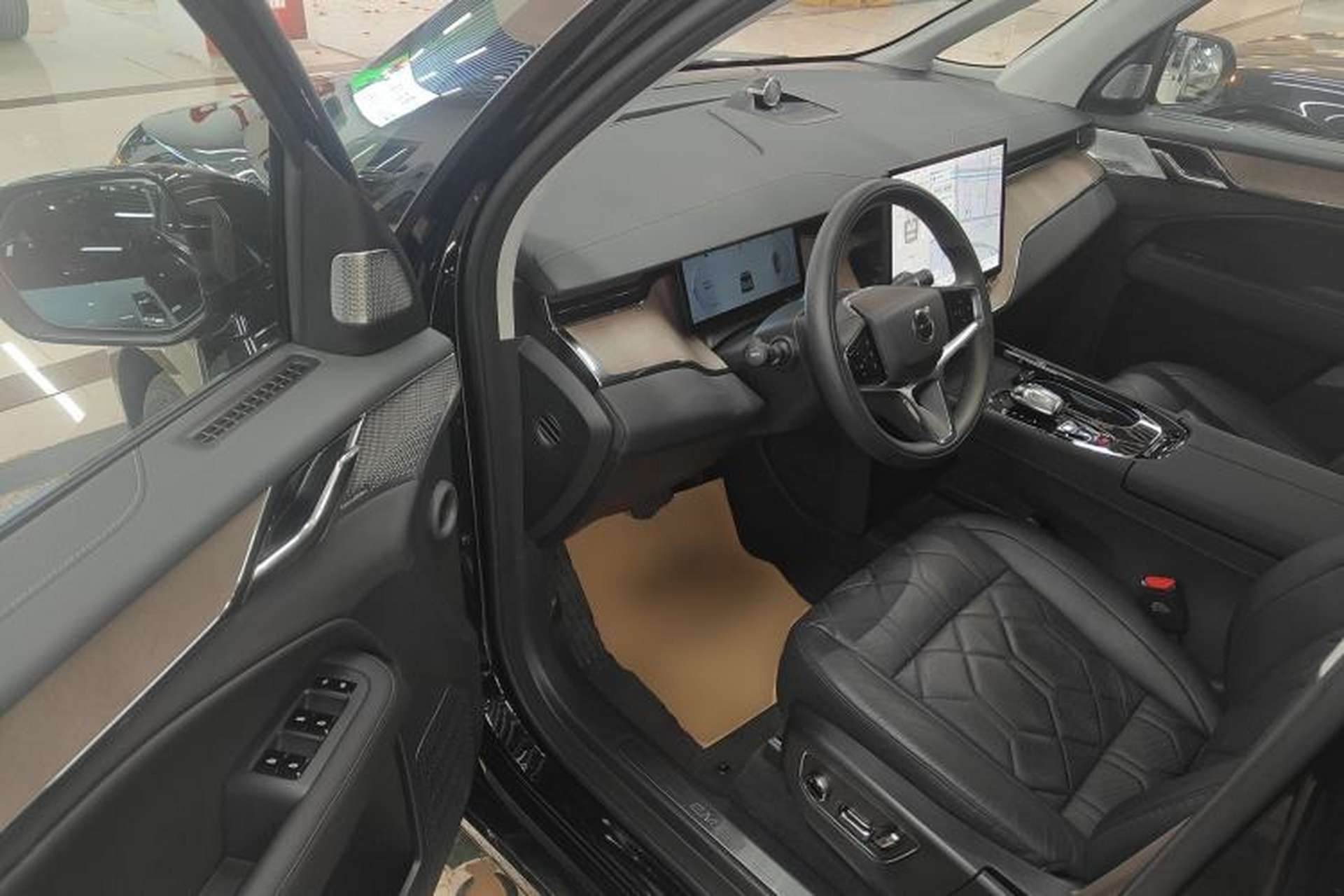 Used Volvo EM90 2025 Ultra Six-Seater Interior 3