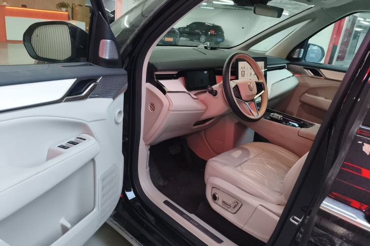 Used Volvo EM90 2025 Ultra Six-Seater Interior 3