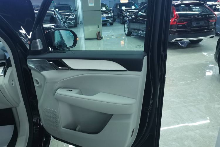 Used Volvo EM90 2025 Ultra Six-Seater Interior 5