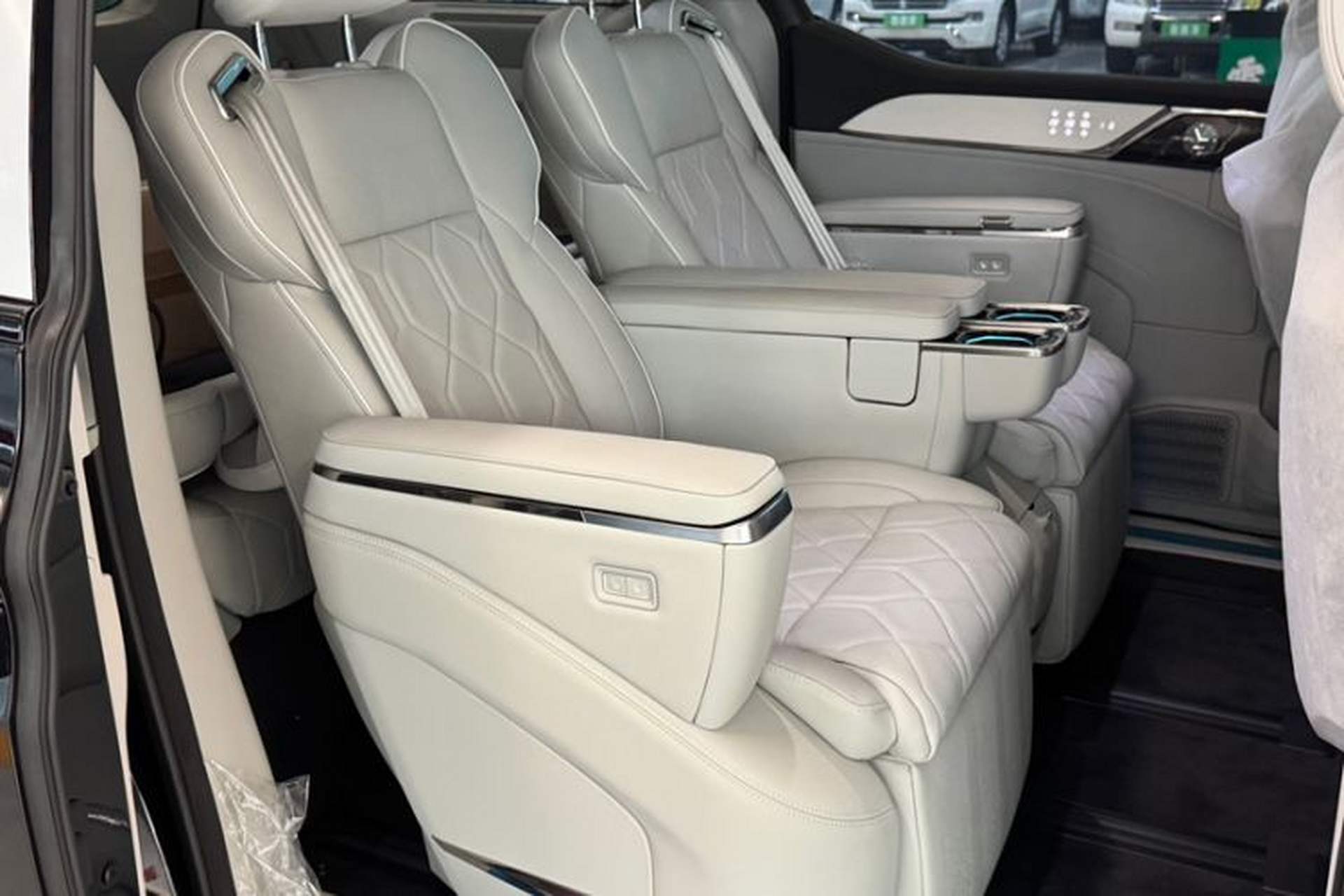 Used Volvo EM90 2025 Ultra Six-Seater Interior 6