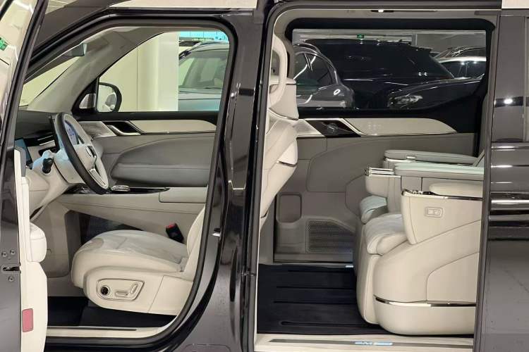 Used Volvo EM90 2025 Ultra Six-Seater Interior 6