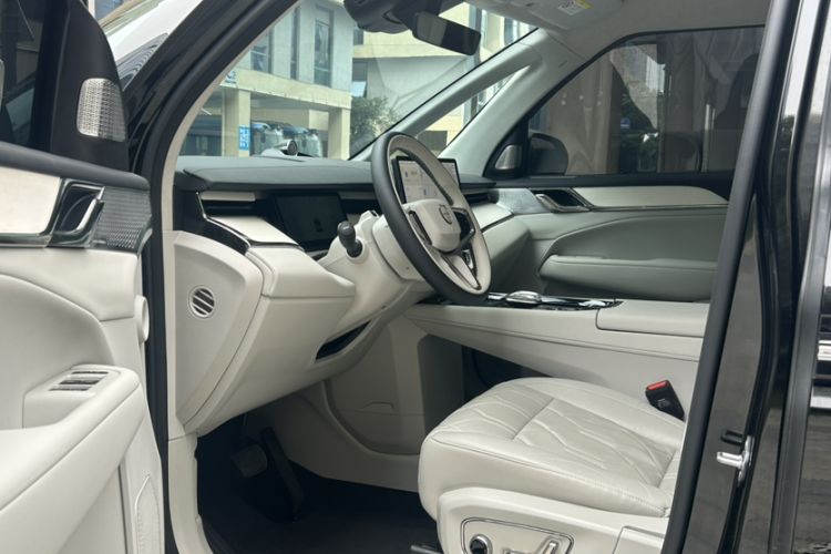 Used Volvo EM90 2025 Ultra Six-Seater Interior 9