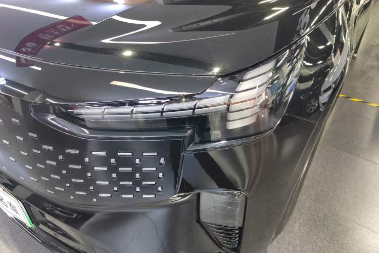 Used Volvo EM90 2025 Ultra Six-Seater Left Front Headlight