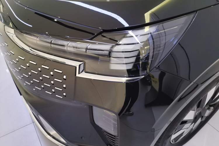 Used Volvo EM90 2025 Ultra Six-Seater Left Front Headlight