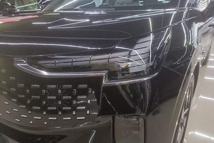 Used Volvo EM90 2025 Ultra Six-Seater Left Front Headlight