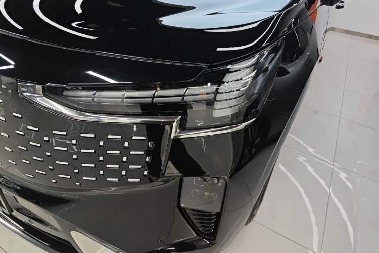 Used Volvo EM90 2025 Ultra Six-Seater Left Front Headlight