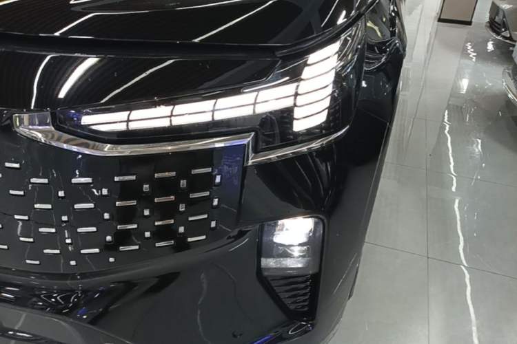 Used Volvo EM90 2025 Ultra Six-Seater Left Front Headlight