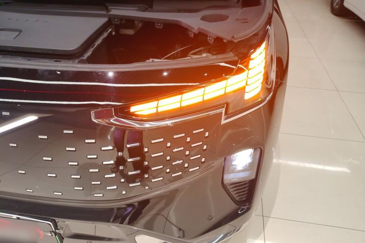 Used Volvo EM90 2025 Ultra Six-Seater Left Front Headlight