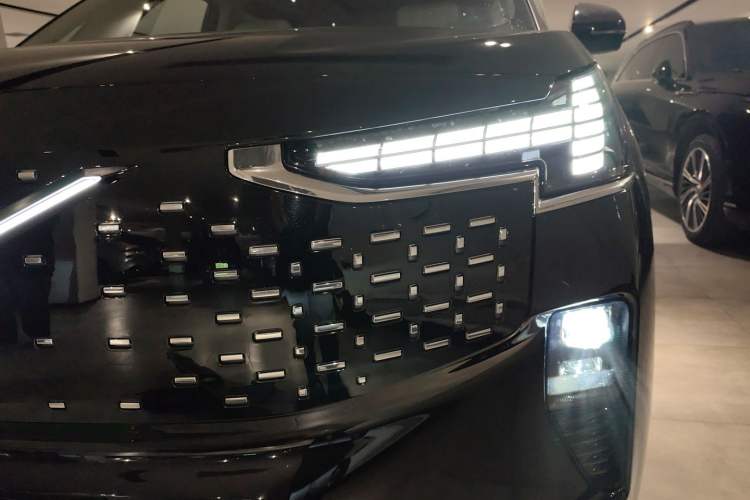 Used Volvo EM90 2025 Ultra Six-Seater Left Front Headlight
