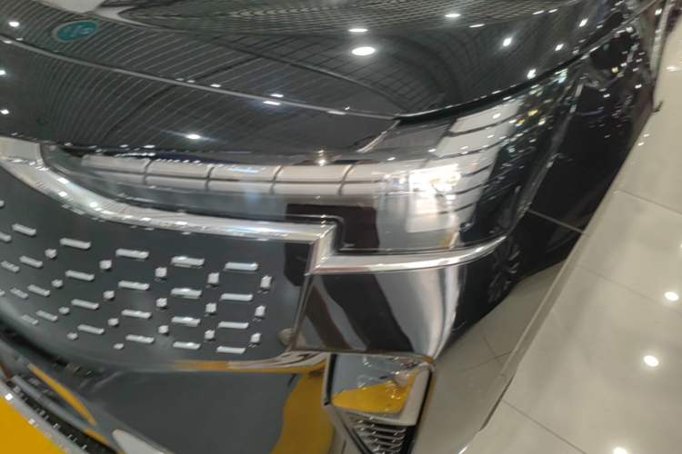 Used Volvo EM90 2025 Ultra Six-Seater Left Front Headlight