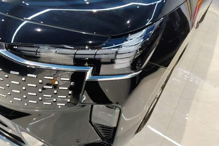 Used Volvo EM90 2025 Ultra Six-Seater Left Front Headlight