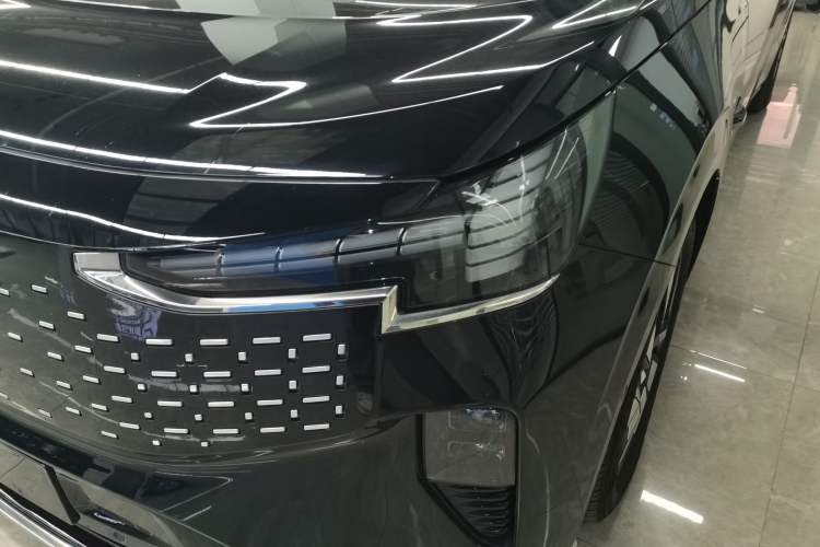 Used Volvo EM90 2025 Ultra Six-Seater Left Front Headlight