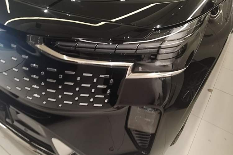 Used Volvo EM90 2025 Ultra Six-Seater Left Front Headlight