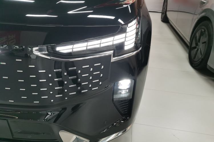 Used Volvo EM90 2025 Ultra Six-Seater Left Front Headlight