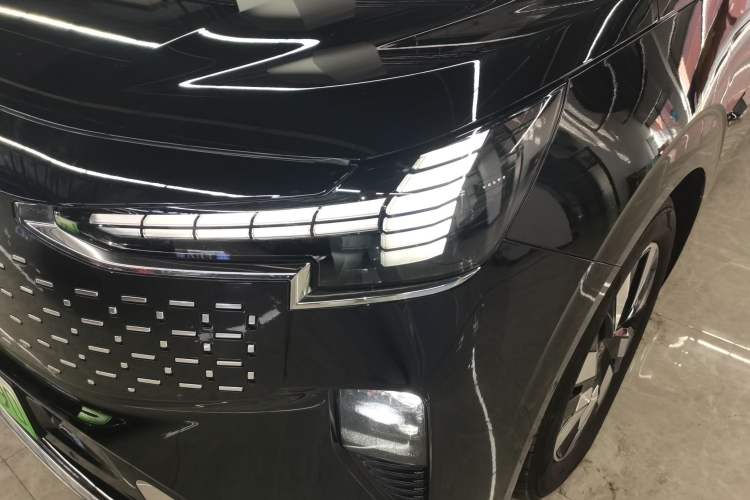 Used Volvo EM90 2025 Ultra Six-Seater Left Front Headlight