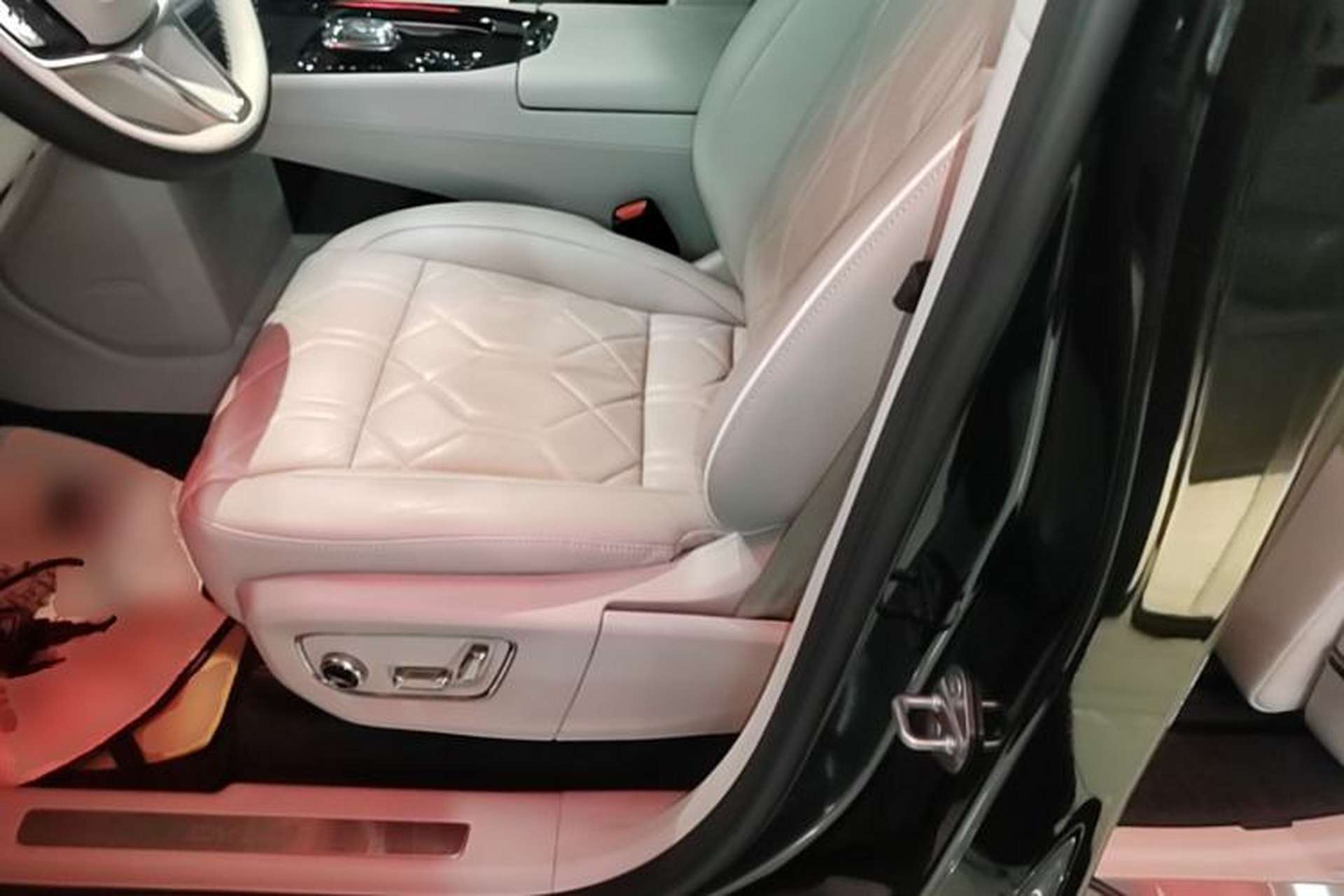 Used Volvo EM90 2025 Ultra Six-Seater Left Front Seat