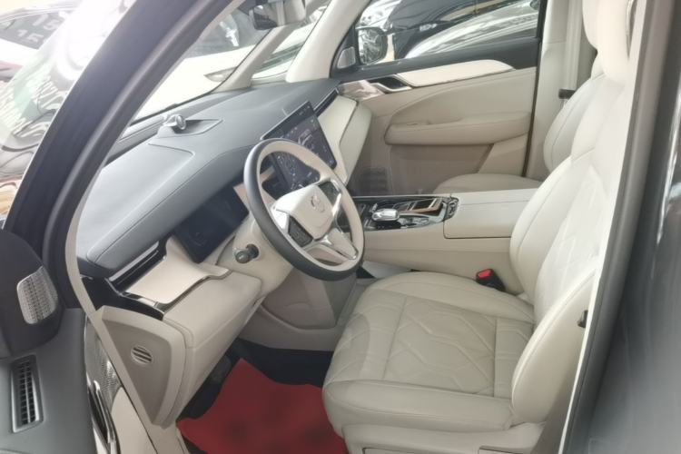 Used Volvo EM90 2025 Ultra Six-Seater Left Front Seat