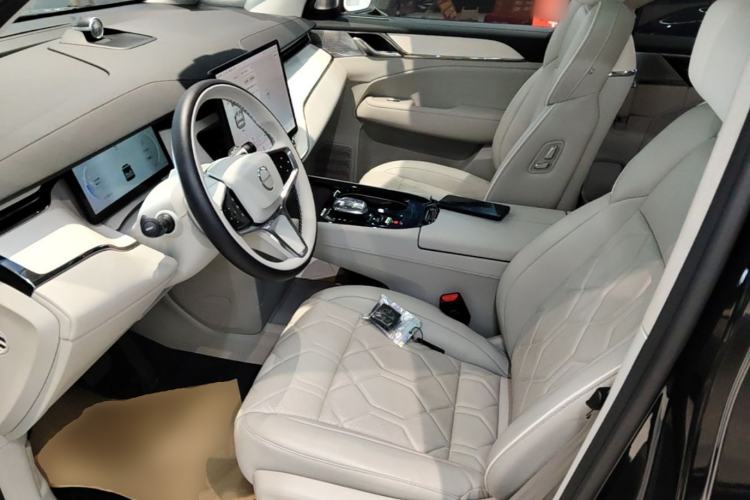 Used Volvo EM90 2025 Ultra Six-Seater Left Front Seat