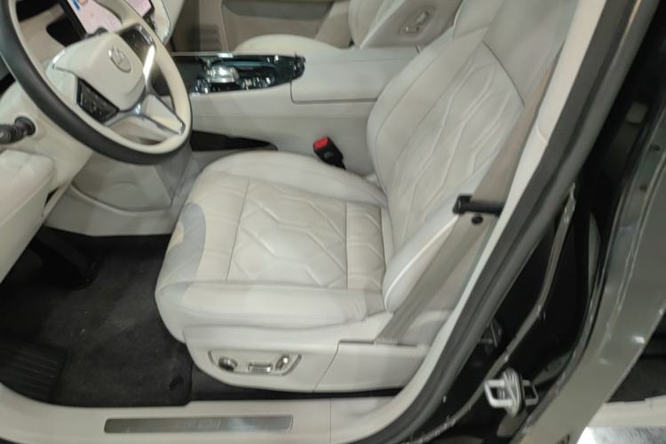 Used Volvo EM90 2025 Ultra Six-Seater Left Front Seat