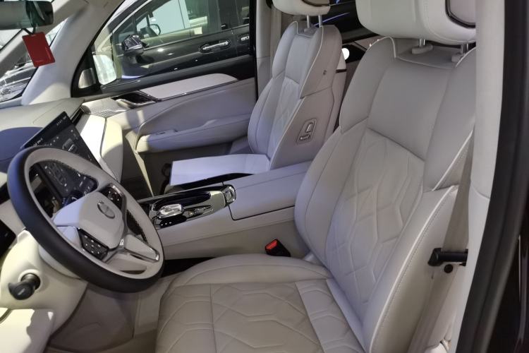 Used Volvo EM90 2025 Ultra Six-Seater Left Front Seat