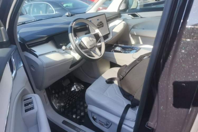 Used Volvo EM90 2025 Ultra Six-Seater Left Front Seat