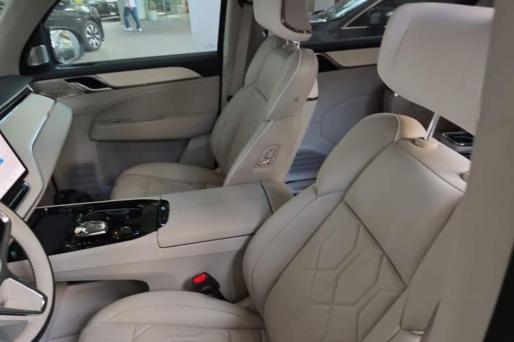 Used Volvo EM90 2025 Ultra Six-Seater Left Front Seat