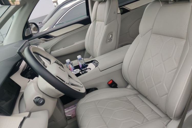 Used Volvo EM90 2025 Ultra Six-Seater Left Front Seat