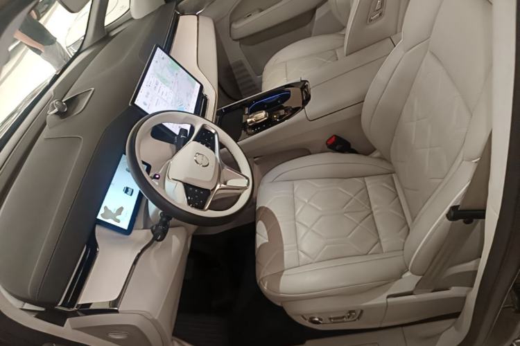 Used Volvo EM90 2025 Ultra Six-Seater Left Front Seat