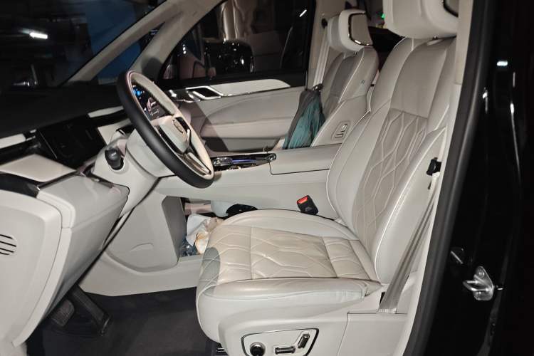 Used Volvo EM90 2025 Ultra Six-Seater Left Front Seat