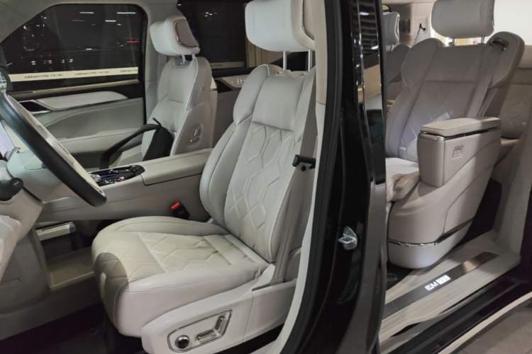 Used Volvo EM90 2025 Ultra Six-Seater Left Front Seat
