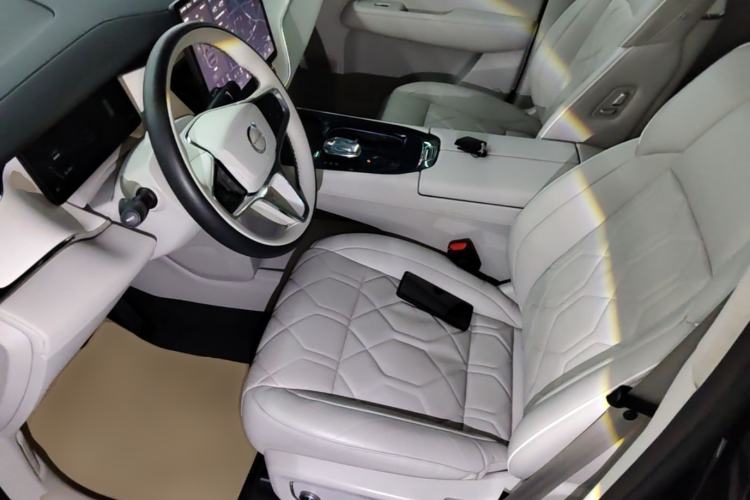 Used Volvo EM90 2025 Ultra Six-Seater Left Front Seat