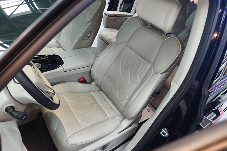 Used Volvo EM90 2025 Ultra Six-Seater Left Front Seat
