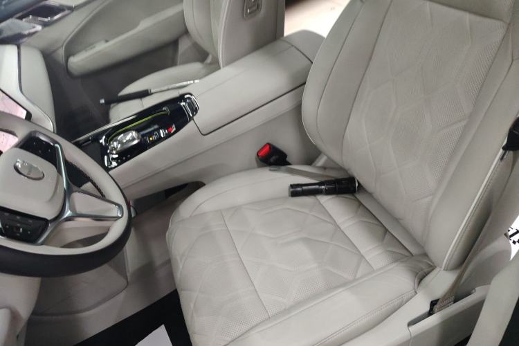 Used Volvo EM90 2025 Ultra Six-Seater Left Front Seat