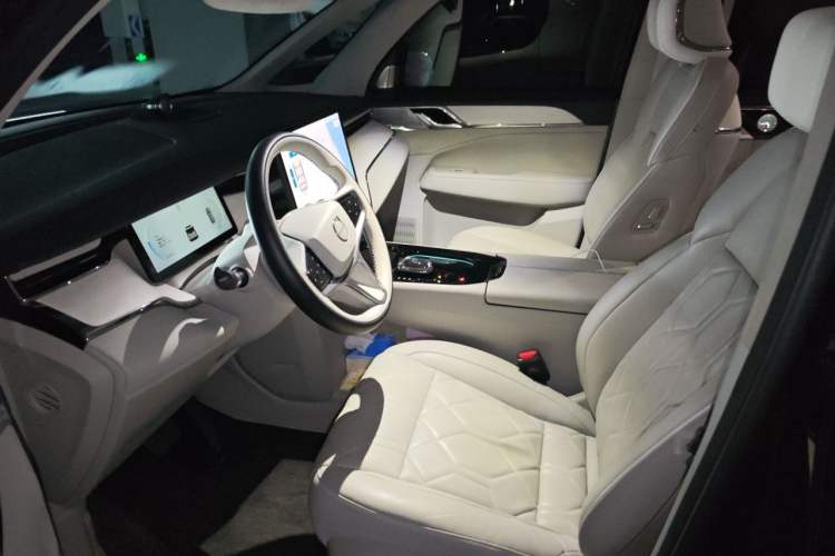 Used Volvo EM90 2025 Ultra Six-Seater Left Front Seat