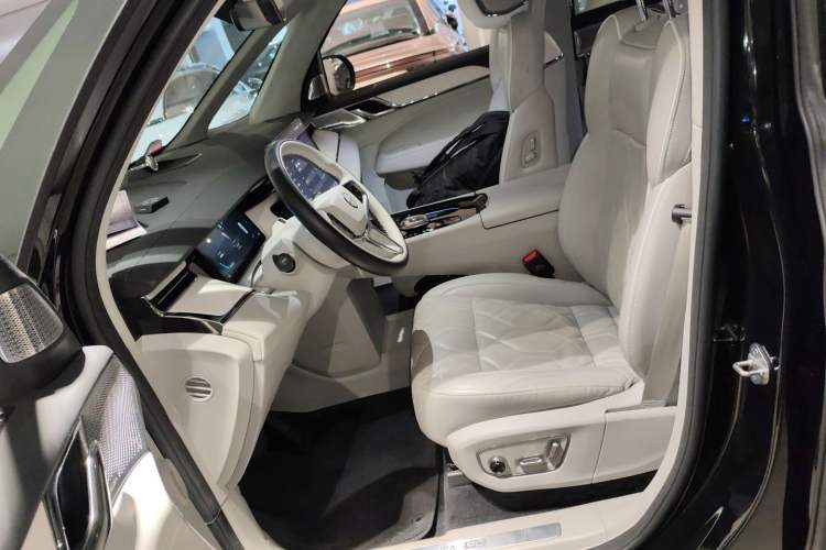 Used Volvo EM90 2025 Ultra Six-Seater Left Front Seat