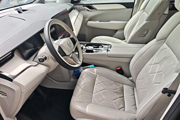 Used Volvo EM90 2025 Ultra Six-Seater Left Front Seat