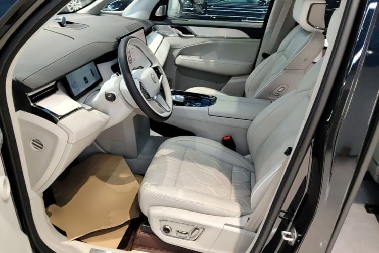 Used Volvo EM90 2025 Ultra Six-Seater Left Front Seat