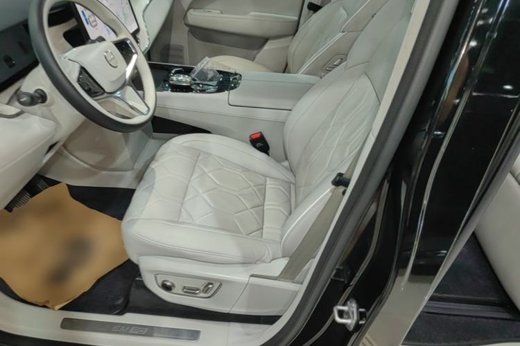 Used Volvo EM90 2025 Ultra Six-Seater Left Front Seat
