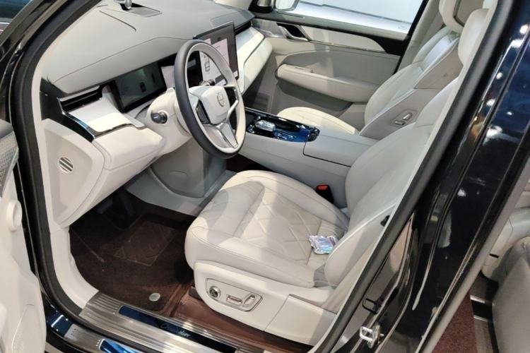 Used Volvo EM90 2025 Ultra Six-Seater Left Front Seat