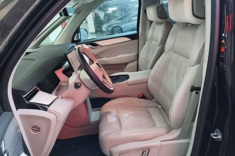 Used Volvo EM90 2025 Ultra Six-Seater Left Front Seat